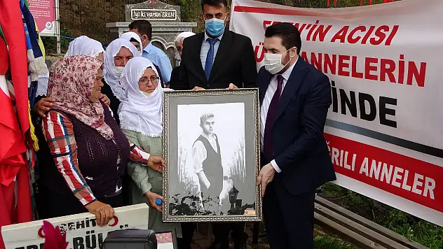 Ağrılı anneler, Eren Bülbül'ü mezarı başında andı