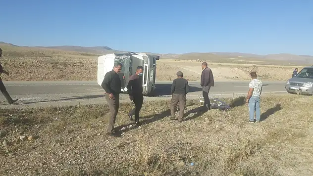 Ağrı'da lastiği patlayan minibüs devrildi