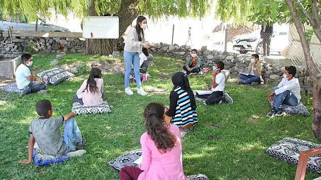 Ağrı'da öğretmenler köy, köy gezerek ders anlatıyor