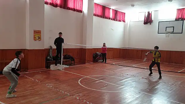 Eleşkirt'te bedminton turnuvası finalleri yapıldı