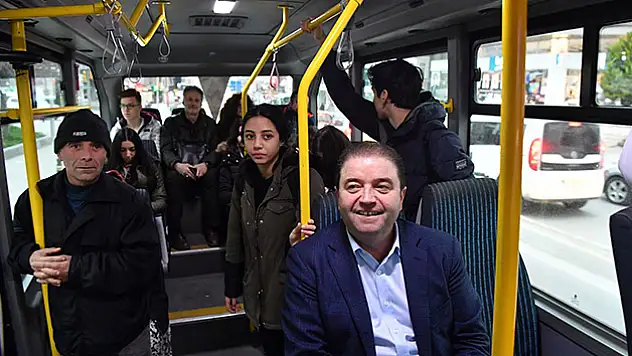 Belediye başkanı halk otobüsüne bindi