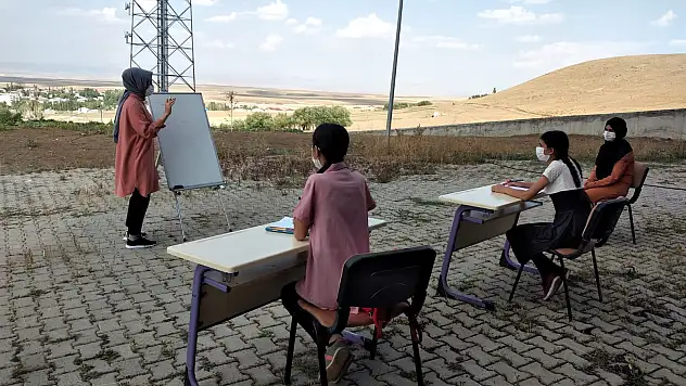 Ağrı'da EBA TV'yi aksatmayan 3 kız kardeş ödüllendirildi.