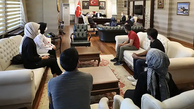 Vali Varol, YKS Sınavında Dereceye Giren Öğrencileri Makamında Ağırladı