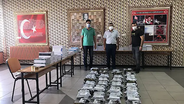 Ağrı'da ders kitapları kargoyla dağıtıldı