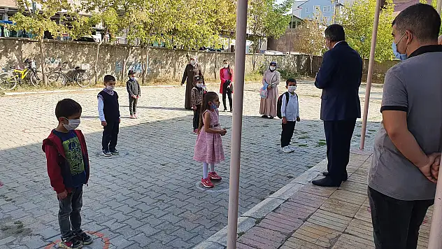 Ağrı'da öğrenciler yüz yüze eğitimin ilk gününde sazlarla karşılandı