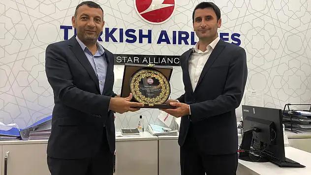 Çocuklara tablet hediye eden Canşi'ye 'Eğitime Hizmet Ödülü' verildi