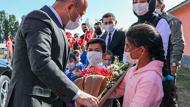 Vali Varol, Eleşkirt Sadaklı İlk ve Ortaokulu'nu Ziyaret Etti