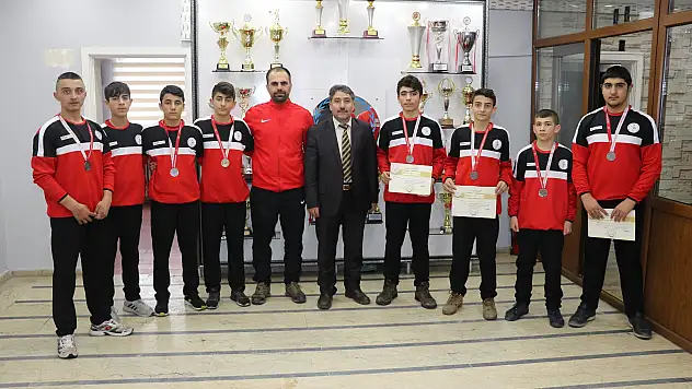 Ağrı'nın erkek güreş takımı yarı finale yükseldi