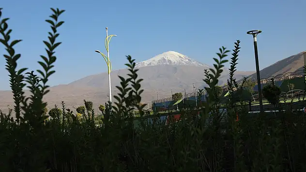 Ağrı Dağı'nın eteklerine yılın ilk karı yağdı