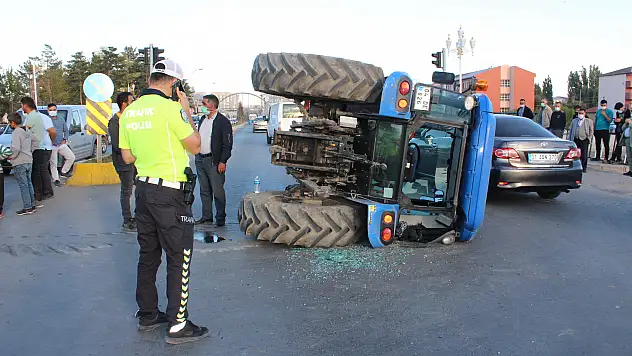 Ağrı'da kaza yapan traktör yolun ortasına devrildi