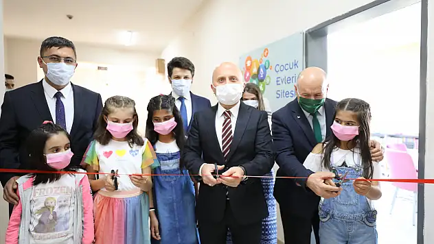 Yetiştirme yurdunda büyüyen Kaymakam sevgi evlerine kütüphane yaptırdı
