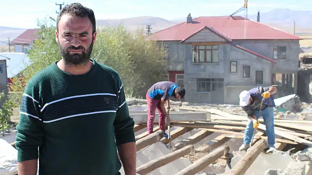 Evine yılanların yuva yaptığını iddia eden vatandaş yardım bekliyor