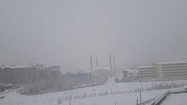 Ağrı'nın köy yolları ile irtibatı kesildi