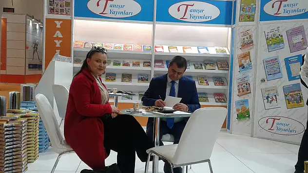 Yazar Ferzende Tanışır TÜYAP'ta 'Kodla Ağrı' projesini Tanıttı
