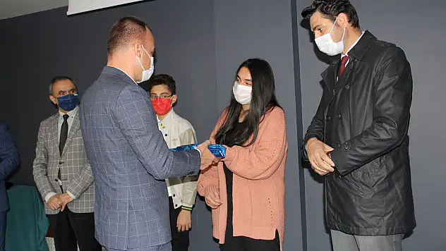 Ağrı'da başarılı öğrenciler ödüllendirildi