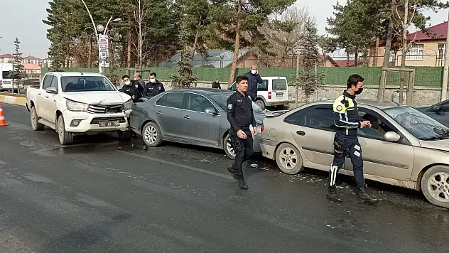 Ağrı'da zincirleme trafik kazası meydana geldi