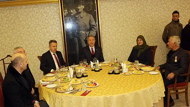 Milli Savunma Bakanı Akar, Ağrı'da şehit aileleri ve gazilerle bir araya geldi