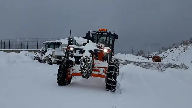 Ağrı Tendürek'de kar ve tipi ulaşımı felç etti