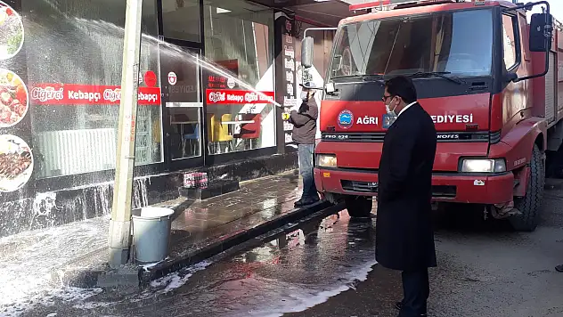 Ağrı'da cadde ve sokaklar koronavirüse karşı sabunlu su ile yıkanıyor