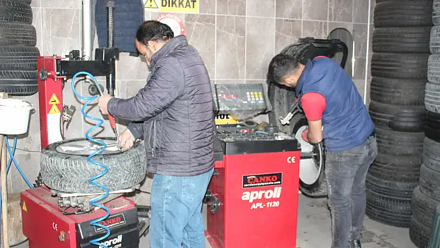 Ağrı'da lastikçilerin kış mesaisi başladı
