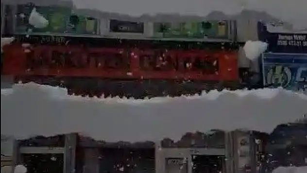Çatıda biriken kar çığ gibi düştü