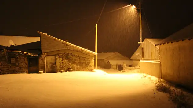Ağrı'da gece yarısı yağan kar etrafı beyaza bürüdü