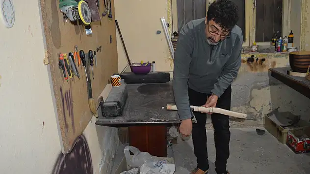 Ağrı'da babadan kalma evini, bağlama atölyesi yaptı