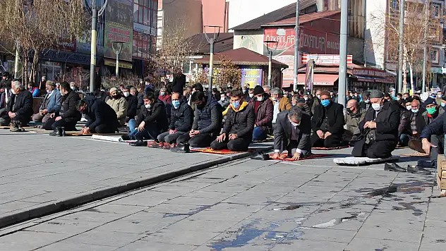 Ağrı'da sosyal mesafeli Cuma namazı