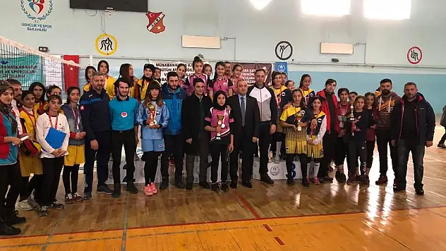 Ağrı'da 'Okul Sporları Voleybol Grup Müsabakaları' sona erdi