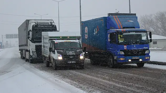 Ağrı'da yoğun kar yağışı kenti etkisi altına aldı