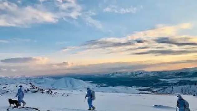 Mehmetçik, Ağrı'nın karlı tepelerinde eğitimlerini gerçekleştirdi