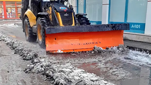 Ağrı Belediyesi kar temizleme çalışması gerçekleştirdi