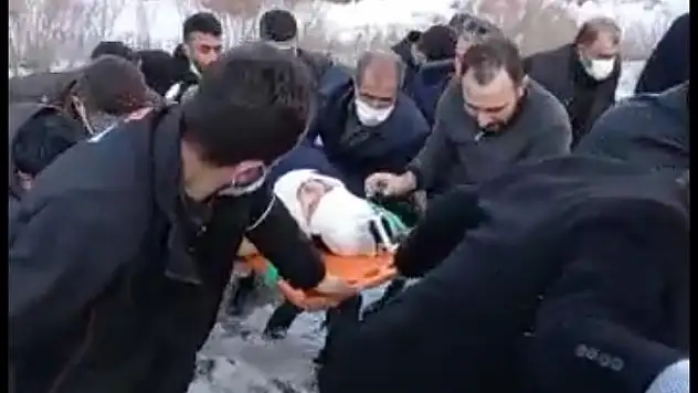 Ağrı'da şarampole yuvarlanan araçta bulunan iki kişi yaralandı