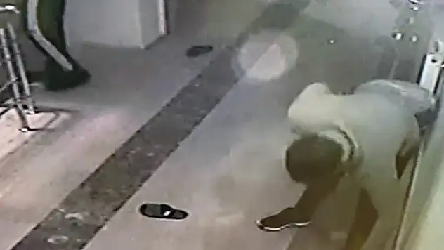 Ağrı'da ayakkabı çalan hırsızlar güvenlik kameralarına yakalandı