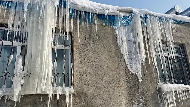 Eksi 32 derecede çamaşırlar dondu, evler dev buz sarkıtlarının altında kaldı