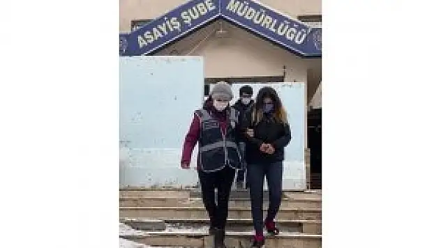 Hırsızlık için camiye giren genç kız ve arkadaşı yakalandı