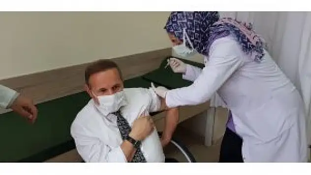 Aşkale Belediye Başkanı Yaptırmış, Covid-19 aşısı oldu