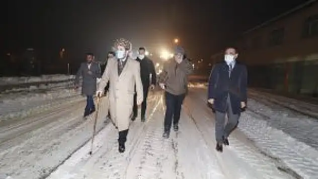 Başkan Sayan, kar temizleme çalışmalarını denetledi