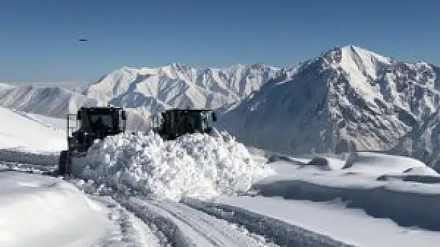 Hakkari'de 234 yerleşim yerinin yolu ulaşıma kapandı