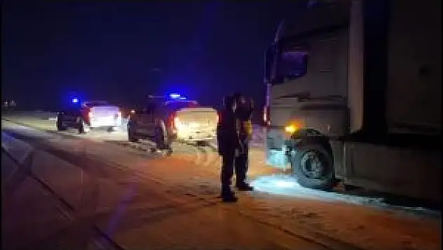 Muş'ta tipi ve fırtınaya yakalanan sürücülerin imdadına jandarma yetişti