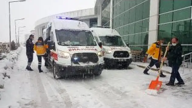 Erzincan'da karda kayan yolcu otobüsü devrildi: 4 yaralı