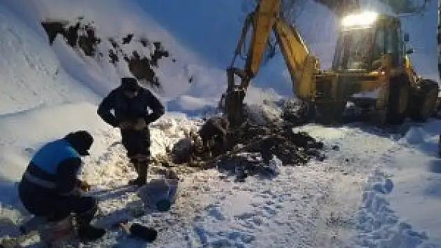 Kar yağışı altında su arızası çalışması
