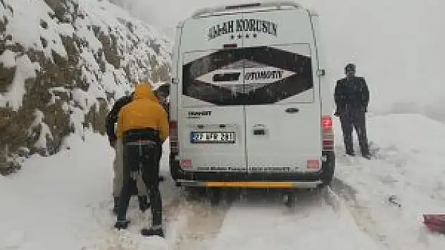 Şemdinli'de yoğun kar yağışı nedeniyle araçlar yolda kaldı