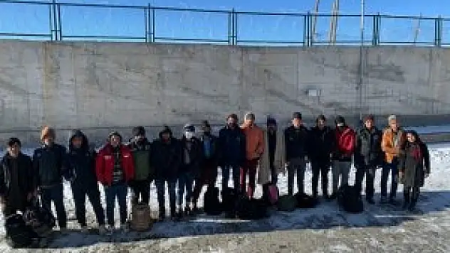 Başkale'de 17 düzensiz göçmen yakalandı