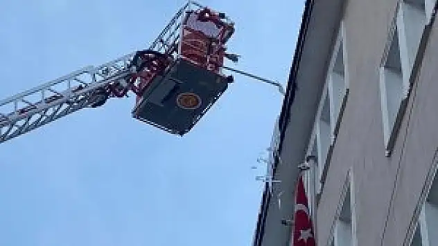 Ardahan'da çatılarda buz temizliği