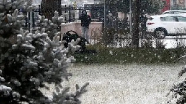 Erzincan Adalet Sarayı'nın bahçesine bırakılan şüpheli paket, fünyeyle patlatılarak imha edildi