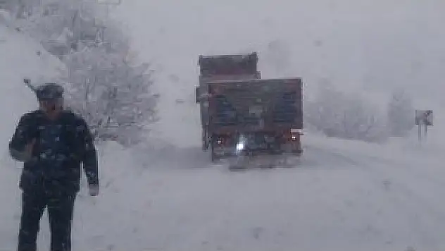 Tunceli'de iki ilçe arasındaki yol kar yağışı nedeniyle ulaşıma kapatıldı