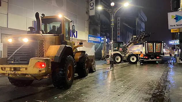 Ağrı Belediyesi kar temizleme çalışmalarına aralıksız devam ediyor