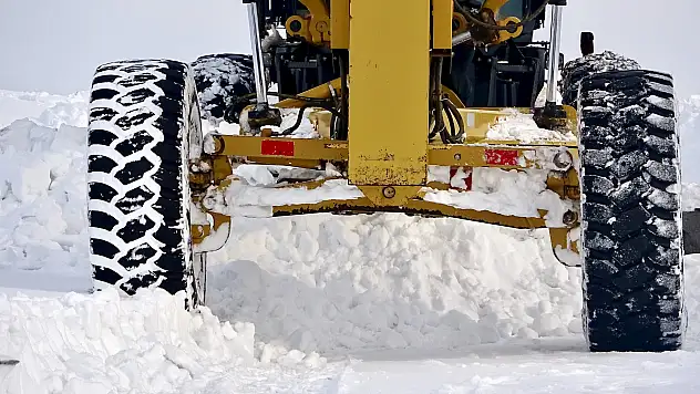 Ağrı'da kapanan yolların açılması için çalışma başlatıldı