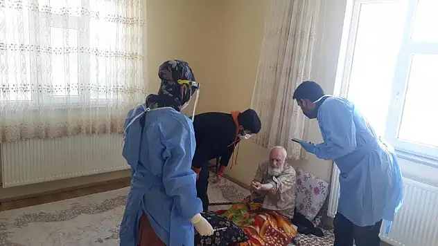Ağrı'da köylerde yaşayan 85 ve üzerindeki vatandaşlar aşılanıyor